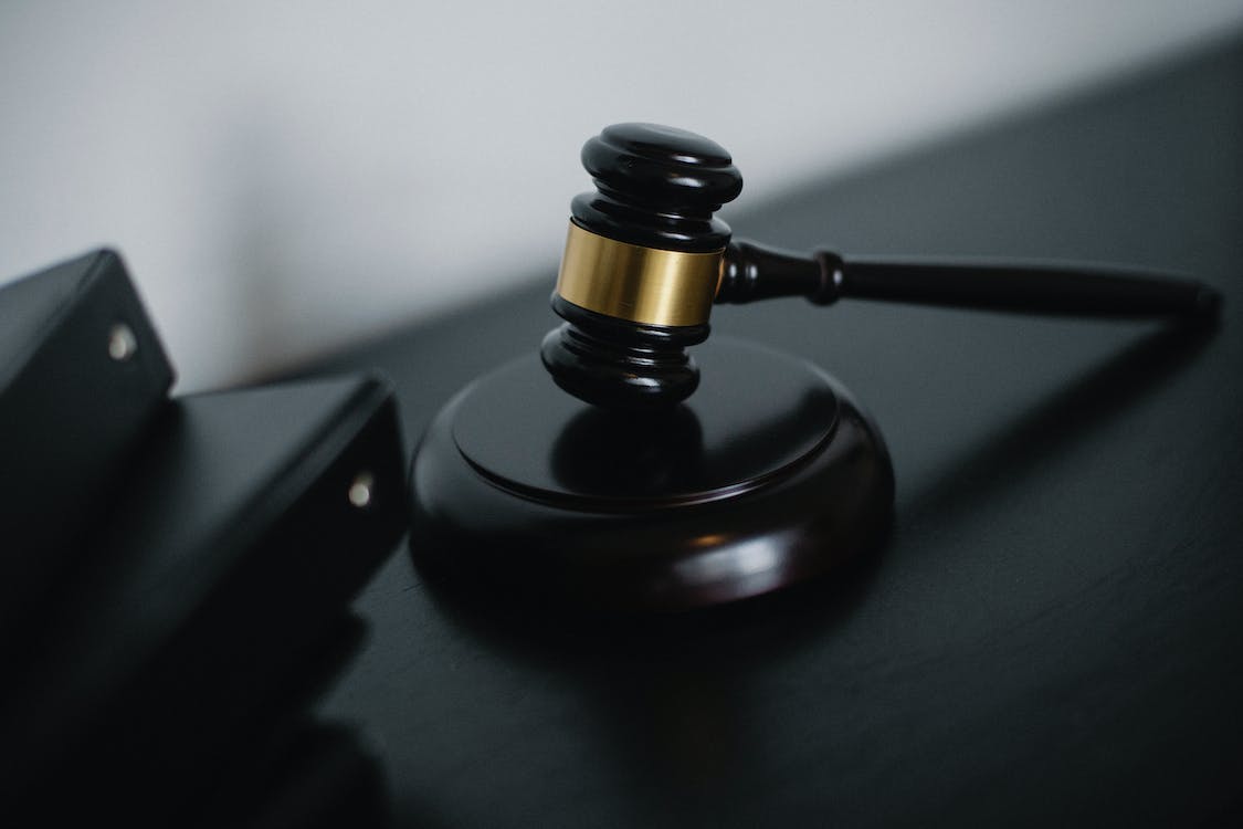 明知自己感染艾滋病還與他人發(fā)生性行為違法嗎？